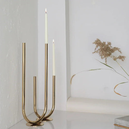 suport lumanare auriu din metal decorativ modern pentru masa si decor elegant interior