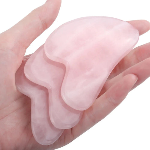 placa gua sha cuart roz in forma de inima pentru masaj facial si relaxare