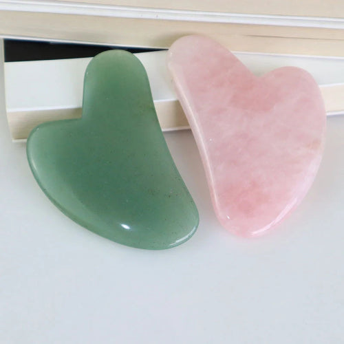 Placa Gua Sha cuart roz forma inima – masaj facial lifting, drenaj limfatic, relaxare